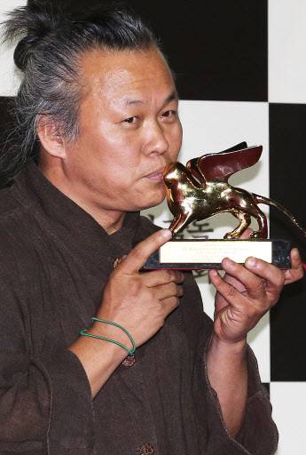 Filmmaker Kim Ki-duk holds his Venice Film Festival Golden Lion Award at a press conference at Megabox in Dongdaemun, Seoul, in this September 2012 file photo. (Yonhap)