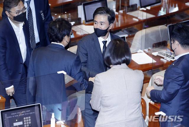 [서울=뉴시스] 최동준 기자 = 김태흠 국민의힘 의원이 13일 서울 여의도 국회 본회의장에서 국가정보원 전부개정 법률안에 대해 무제한 토론을 마친 후 당 의원들과 인사하고 있다. 2020.12.13. photocdj@newsis.com