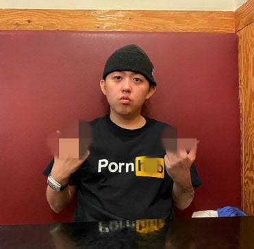 폰허브 티셔츠를 입고 있는 래퍼 릴러말즈(사진=릴러말즈 SNS)