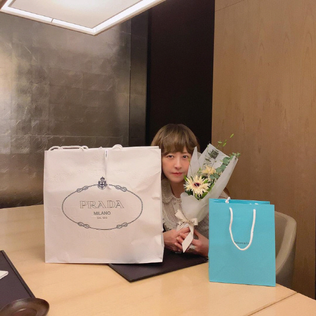 Seo Dong-jooo, a big luxury bag Gift on Seo Jeong-Hees birthday, Beautiful Elf Princess Rane Born in Winter [instar]Seo Jin-Hee posted several photos on his 13th day of his instagram with the article Beautiful Elf Princess Rane, born in winter, is Elf Princess Rane of Lord as clean as snow. It is a birthday on December 14th.In the public photos, there was a picture of Seo Jin-Hee who celebrated his birthday.Seo Jeong-Hee, holding a bouquet with the phrase pretty Seo Jeong-Hee, collects attention with beautiful looks rather than flowers.The incredible Seo Jin-Hee dazzling doll Beautiful looks stand out at 59.Then her daughter, Seo Dong-jooo, unveiled the scene of Seo Jeong-Hees birthday party with her grandmother.Seo Dong-jooo posted several photos with the article Happy Birthday ~ ~ ~In the photo, the family of Seo Jin-Hee is celebrating their birthday by blowing candles on the cake.Seo Jeong-Hee then left a birthday-certified shot with a luxury bag and jewelry that she received from her daughter, with the great filial piety of Seo Dong-joo.