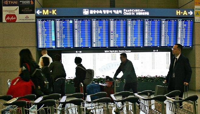 공항 이용객이 줄면서 멈춰선 공항 카트