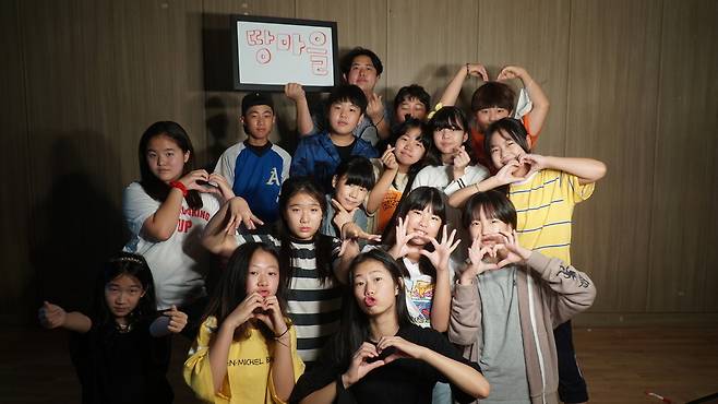 충남 아산 거산초등학교 6학년 <우리는 영화로 말한다> 제작팀이 단편 영화 제작을 마친 뒤 기념사진을 찍고 있다. 사진 촬영을 위해 잠시 마스크를 벗었다. 거산초 제공