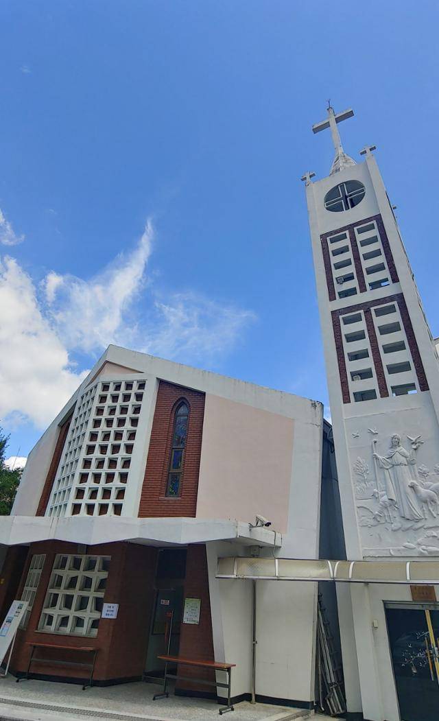 가톨릭농민회의 호소에 따라 장홍빈 신부, 서경원 가농 총무, 윤한봉씨 등이 피해보상을 요구하며 단식농성을 한 광주 계림동 성당