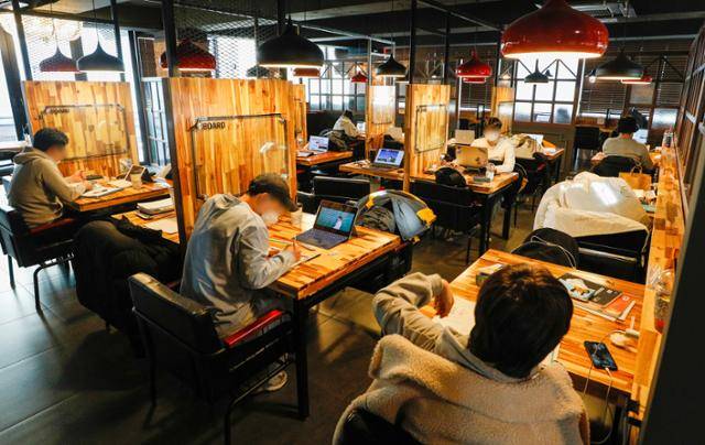 2일 서울시내 한 스터디 카페에서 마스크를 쓴 학생들이 공부하고 있다. 뉴스1