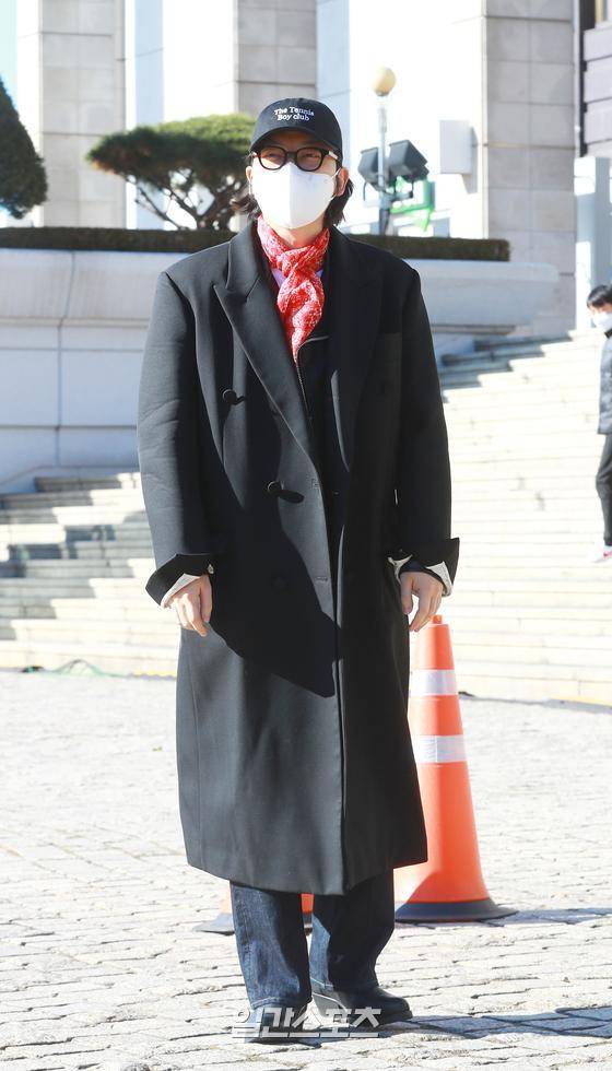 [Photo] Yi Dong-hwi, red scarf robbing SightActor Yi Dong-hwi is heading to the broadcasting schedule digestive car station on KBS in Yeouido, Seoul on the morning of the 14th.Reporter Park Chan-woo 2020.12.14