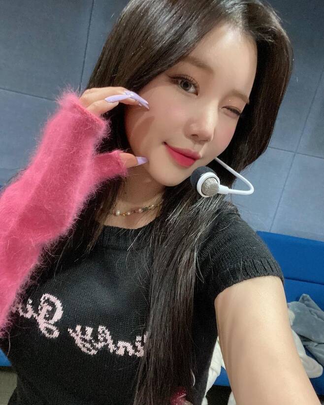 Momoland JooE, fresh wink Selfie Thanks Today [SNScut]Momoland JooE presents fresh wink SelfieJooE posted two photos on the official Instagram page on December 13 with the phrase Thank you for Mary (Momolands official fandom name) today.In the photo, JooE is wearing a stage costume and is doing a hand-heart. JooE makes the viewers laugh with a dark eyebrow and cute visuals.Han Jeong-won on the news