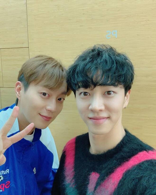 Yoon Doo-joon X Lee Gi-kwang, The Earrings of Madame de... The root with me in a long time [SNScut] in Incomparable visualsGroup Highlight member Yoon Doo-joon has unveiled a warm-hearted current situation with Lee Gi-kwang.On December 14, Yoon Doo-joon posted a picture on his SNS with an article entitled Gwanggwang and I have been together for a long time!!!In the photo, Yoon Doo-joon and Lee Gi-kwang released unrealistic visuals and shot The Earrings of Madame de...Yoon Doo-joon poses V and shows a bright smile with Lee Gi-kwang.Meanwhile, Yoon Doo-joon is appearing on YouTube web entertainment Bloody Sound.Jang Hye-soo on the news