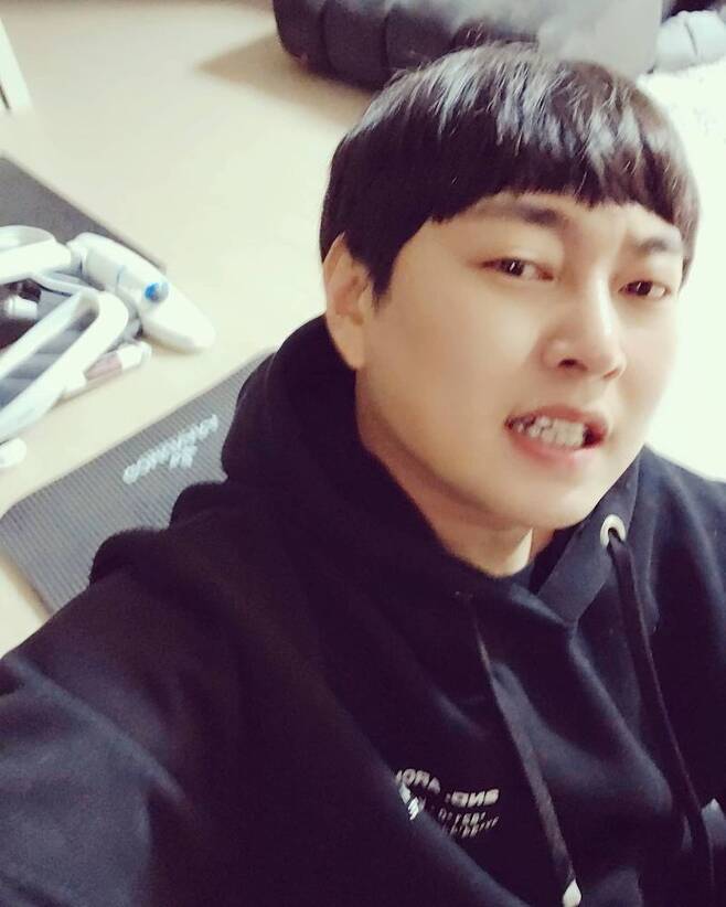 Lee Jin-ho, do you lose weight? Beautiful look [SNScut] while showing off with a lean jaw lineComedian Lee Jin-ho has been in the mood.Lee Jin-ho posted a picture on his Instagram on December 14 with an article entitled Home Training Recommendation while watching YouTube at home because I can not go to the gym.Lee Jin-ho in the public photo is staring at the camera with a bad look, showing off his beautiful looks for a second with his neat bangs and lean jaw line.In the aftermath of the spread of Corona 19, I recommended home training instead of going to the gym and reported a healthy situation.Meanwhile, Lee Jin-ho made his debut on SBSs Utt-Foot in 2005 and is currently appearing on TVNs Its okay to feel a little uncomfortable.Lee Su-min on the news