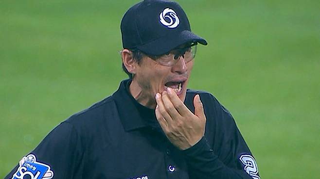 아들 강진성(위쪽)이 데뷔 첫 두 자릿수 홈런을 쳐낸 당시, 중계 화면에 잡힌 아버지 강광회 3루심. 얼굴만 긁적였다.