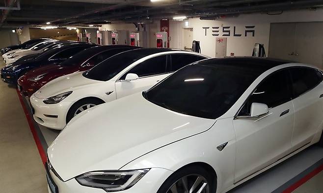 서울 테슬라 서울종로수퍼차저에 충전 중인 테슬라. 연합뉴스