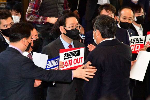 국민의힘 주호영 원내대표와 말다툼하는 정청래 - 더불어민주당 정청래 의원이 10일 오후 국회 로텐더홀에서 공수처법 반대 시위를 하던 국민의힘 주호영 원내대표와 말다툼을 하고 있다.   2020.12.10 연합뉴스