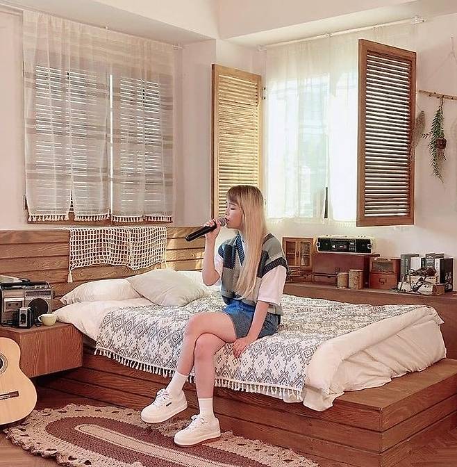  Seung Hee, a member of Group OH MY GIRL, said the visuals were lovely.On The 14th, Seung Hees Instagram posted three photos with the caption behindthescene.In the photo, Seung Hee was seen playing guitar in bed in a blue one-piece and bread hat.  She also showed off the singers side, such as taking selfies or singing micro songs with a cute expression.Nouriers responded with a variety of reactions, 씅씅, Im so pretty, and I love singing.Meanwhile, Seung Hee is currently starring in KBS2 entertainment Soccer Baseball Game.