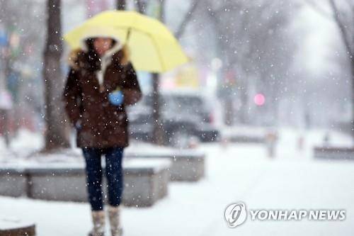 눈 내리는 광주 도심 [연합뉴스 자료사진]