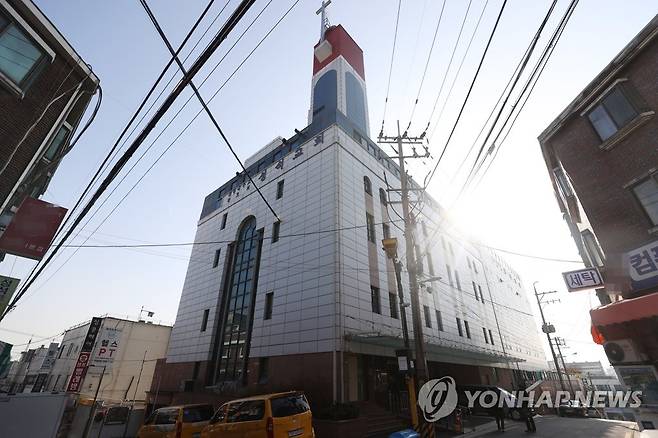 확진자 다수 나온 교회 (서울=연합뉴스) 이지은 기자 = 국내 신종 코로나바이러스 감염증(코로나19) '3차 대유행'의 확산세가 이어지는 가운데 서울 강서구 성석교회에서 11일 하루 동안 68명의 신규 확진자가 발생, 누적 화진자가 91명으로 집계됐다. 중앙방역대책본부(방대본)는 12일 0시 기준 국내 신종 코로나바이러스 감염증(코로나19) 신규 확진자가 950명 늘어 누적 4만1천736명이라고 밝혔다. 사진은 12일 오전 서울 강서구 성석교회. 2020.12.12 jieunlee@yna.co.kr