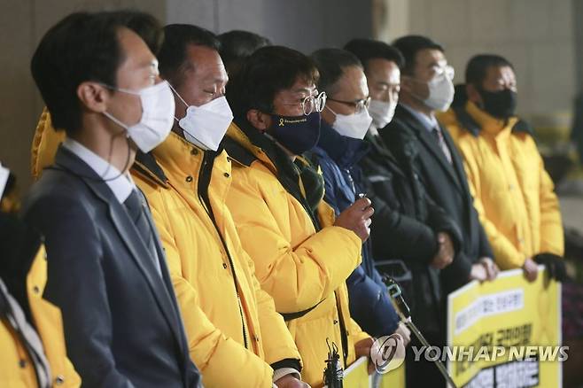 사참법 통과 회견하는 416 세월호참사가족협의회 유가족 (서울=연합뉴스) 진성철 기자 = 사회적 참사의 진상규명 및 안전사회 건설 등을 위한 특별법 일부개정법률안이 통과된 9일 국회 본청 앞에서 열린 4ㆍ16 세월호참사가족협의회 기자회견에서 장훈 운영위원장이 발언하고 있다.   2020.12.9 zjin@yna.co.kr