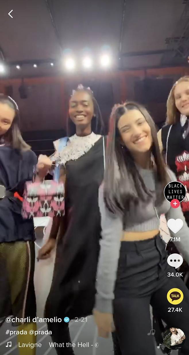 런웨이의 모델들과 함께한 찰리 더밀리오.