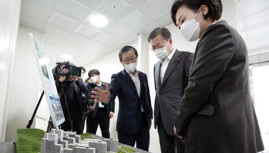 문재인(오른쪽 두번째) 대통령이 지난 11일 경기 화성에 위치한 한국토지주택공사(LH) 동탄 공공임대주택에서 임대주택 단지 모형을 보며 대화하고 있다.  



연합뉴스