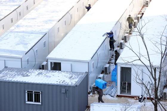 14일 서울 중랑구 서울의료원 공터에 신종 코로나바이러스 감염증(코로나 19) 병상 확보를 위한 컨테이너 임시 병상을 설치하고 있다. 연합뉴스