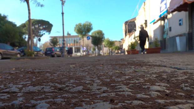 이번 폭발로 항구 도시 카타니아 인근 마을은 도로와 주택, 차량이 화산재에 뒤덮이는 등 피해를 봤다./사진=로이터 연합뉴스