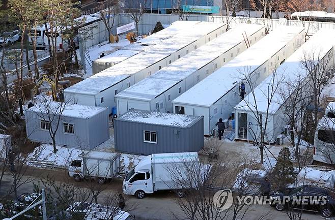 코로나19 임시병상 설치 막바지 작업 (서울=연합뉴스) 김인철 기자 = 14일 서울 중랑구 서울의료원 공터에 신종 코로나바이러스 감염증(코로나19) 병상 확보를 위한 컨테이너 임시 병상이 설치되고 있다. 2020.12.14 yatoya@yna.co.kr