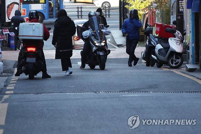 바쁜 음식 배달원들 [연합뉴스 자료사진]