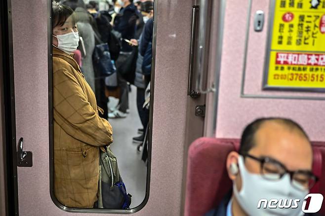 일본 도쿄의 한 지하철 내 전경 © AFP=뉴스1