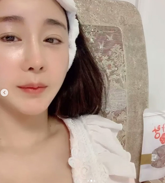 Evolution Ham So-won, 51kg even if a bowl of rice is emptied...bed selfie [insta][Sports Chosun.com reporter Lee Woo-ju] Broadcaster Ham So-won boasted an elegant bed Selfie.On the 16th, Ham Sowon posted several videos with his article Mukbang should be with you ~ I eat alone and it tastes like ..In the video released, Hye-jung showed Ham So-won, who has tea time with the doll, and Ham So-won, who is preparing to sleep on the bed, added neat charm with lace pajamas and white hair bands.Ham So-wons innocent face stands out, and then Ham So-won boasted of his face as a gourmet, leaving a certified shot empty of a bowl of rice.Ham So-won, who was on the SNS live broadcast on the 13th, honestly revealed his weight. He played Mukbang and said, It is 52kg if you eat like this.If you eat a lot, it is 53kg, and if you fall out when you shoot, 51kg. He said that he was too thin in China and confessed, When I went to China, it was up to 70kg.On the other hand, Ham Sowon and Evolution are married in 2018, overcoming the age gap of 18 years old, and are currently appearing on TV Chosun Fat of Wife.