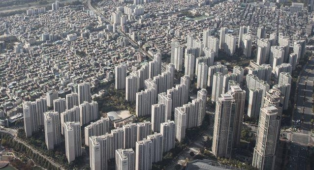 서울 송파구 롯데월드타워에서 내려다 본 잠실 주택가 전경. /고운호 기자