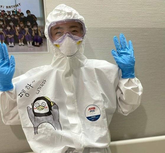 감염병전담병원인 서울의료원 손소연 간호사가 방호복에 그린 그림. [사진 손씨 제공]