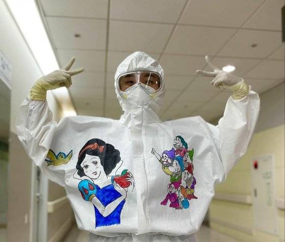 감염병전담병원인 서울의료원 손소연 간호사가 방호복에 그린 그림. [사진 손씨 제공]
