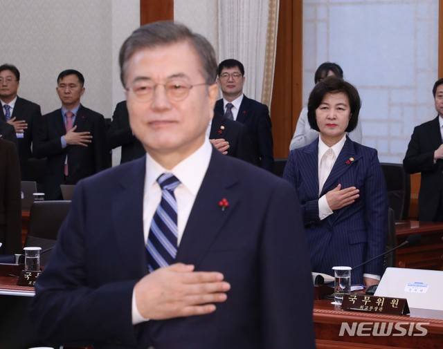 [서울=뉴시스]배훈식 기자 = 문재인 대통령과 추미애 법무부 장관. 2020.01.07.   dahora83@newsis.com