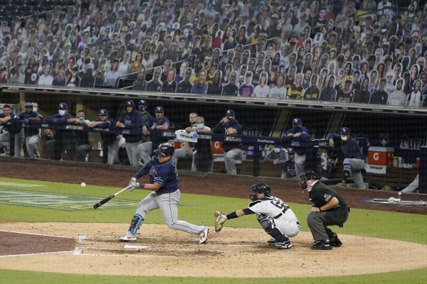 탬파베이 레이스의 최지만이 지난 10월 8일(한국시간) 미국 캘리포니아주 샌디에이고의 펫코파크에서 열린 뉴욕 양키스와의 아메리칸리그 디비전시리즈 3차전에서 6회 초 2루타를 치고 있다. AP뉴시스