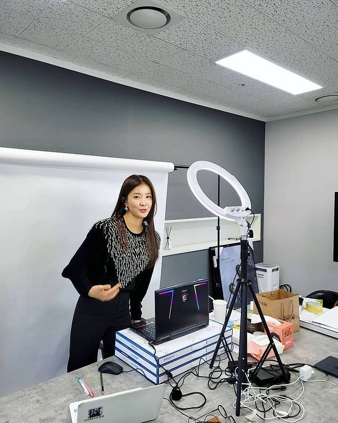 Lee Si-young Sweet Home production presentation on-site release Perfect Non-Contact [SNScut]Actor Lee Si-young has unveiled the Netflix Sweet Home production presentation.Lee Si-young posted photos and videos on his personal Instagram on December 16.Lee Si-young in the photo poses in front of The Notebook and the white screen.Due to the social distance enhancement, the Sweet Home online production presentation, which was conducted on Non-Contact, was certified to have participated elsewhere than the venue.In the next video, The Notebook screen attracts attention because Actors who appear in Sweet Home except Lee Si-young participate in production presentations in different places and shake their hands.Lee Si-young wrote, I want to see this perfect non-Contact production presentation.Suk Jae-hyeon on News