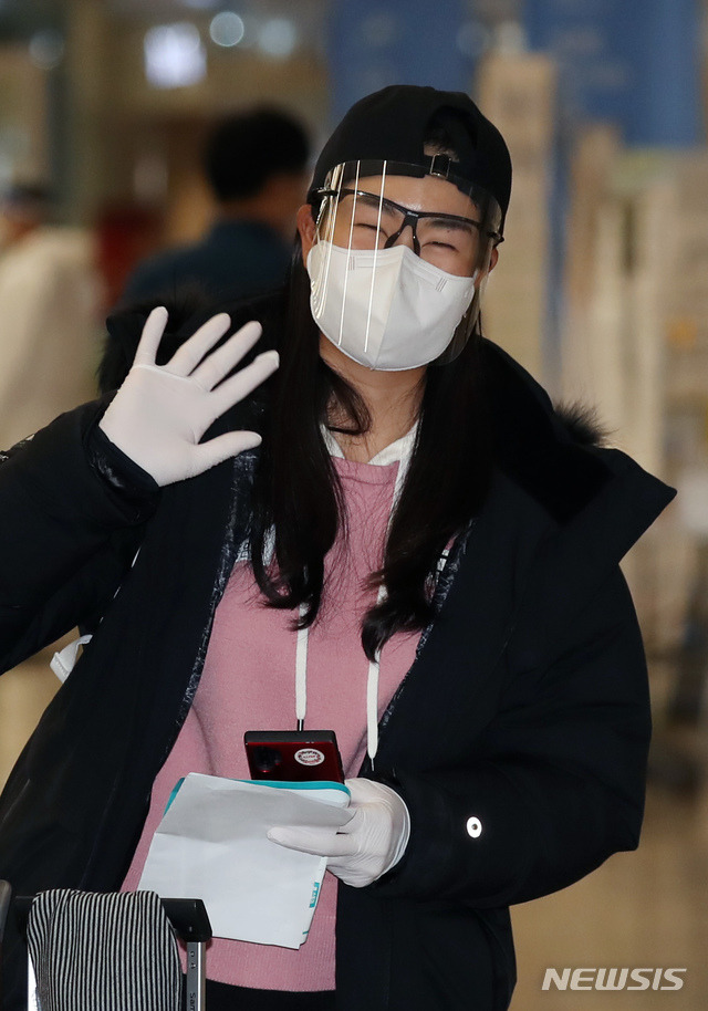 [인천공항=뉴시스] 고승민 기자 = 미국여자프로골프(LPGA) 투어 US여자오픈에 처음 출전해 우승을 차지한 김아림(SBI저축은행)이 16일 인천국제공항 제2터미널을 통해 귀국하고 있다. US여자오픈에 처음 출전한 선수가 우승까지 거머쥔 것은 패티 버그(1946년), 캐시 코닐리어스(1956년), 김주연(2005년), 전인지(2015년)에 이어 김아림이 5번째다. US오픈 우승으로 김아림은 내년 시즌 LPGA 투어 시드까지 보장 받았다. 2020.12.16. kkssmm99@newsis.com