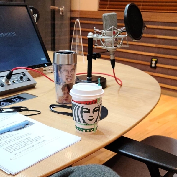 Jang Sung-kyu Huang with, The Real Test Turns Coffee to the Production Team to commemorate the No. 1 spotComedian Huang with presented Coffee to the radio crew in commemoration of winning the first place in real-time search terms.Broadcaster Jang Sung-kyu posted a picture of Coffee on his radio booth on his 16th day instagram.He said with the photo, Me: Shoot Coffee to the crew for the first place in the brother The real test / Brother (Huang with): Are you kidding me?I just paid him a few minutes. / My brother, who did, bought eight cups of coffee and left. Ill drink ours well. Huang with appeared in the Gang King corner of MBC FM4U Good Morning FM Jang Sung-kyu which Jang Sung-kyu is conducting on this day.I dont want to be noticed, I want to live in Zanzanbari, so please dont search my name, he said repeatedly, but at the same time he took first place in the portal sites real-time search query.Huang with made his debut in the entertainment industry in 2003 with seven comedians from SBS bond; he was loved as a Jackson Hwang character on the SBS entertainment program People Looking for Laughs.Photo Huang with, Jang Sung-kyu SNS