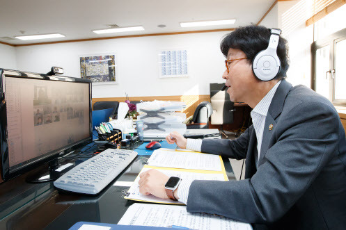 도규상 금융위원회 부위원장이 지난 9일 정부서울청사에서 금융리스크 대응반 회의를 비대면 화상회의로 진행하고 있다. (사진=금융위)