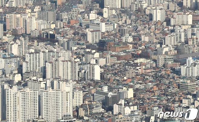 서울 송파구 롯데월드타워 서울스카이에서 빌라 및 다세대 주택과 아파트가 동시에 보이고 있다. 2020.12.2/뉴스1 © News1 이성철 기자