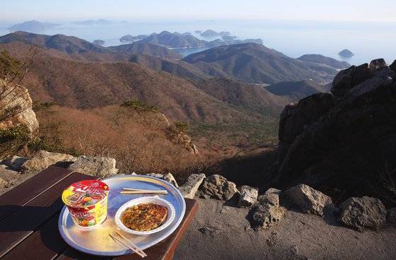 요즘 인스타그램에서 인기라는 '금산산장'의 컵라면 인증사진.