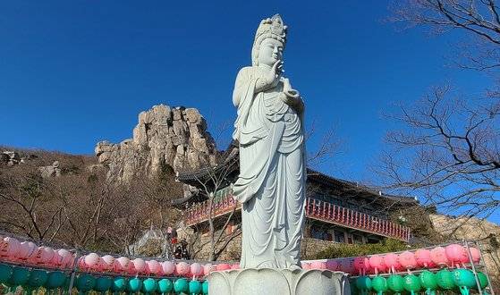 남해 금산 보리암의 해수관음상.