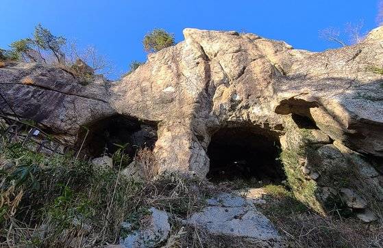 보리암 일주문 역할을 하는 쌍홍문. 해골바가지처럼 무섭게 생겼다. 왼쪽 동굴로 들어가면 보리암 아래로 이어진다.