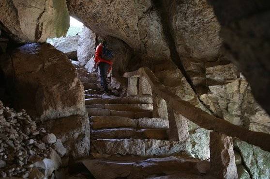 쌍홍문 동굴 안쪽으로 돌계단이 이어져 있다. 보리암 경내로 들어가는 입구라 할 수 있다.