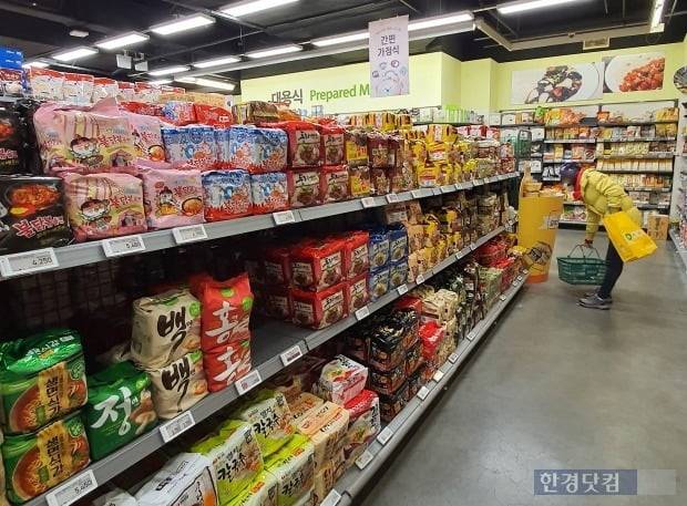 지난 16일 서울 영등포구의 한 대형마트에서 방문객이 라면 판매대를 들여다보고 있다./사진=이미경 기자