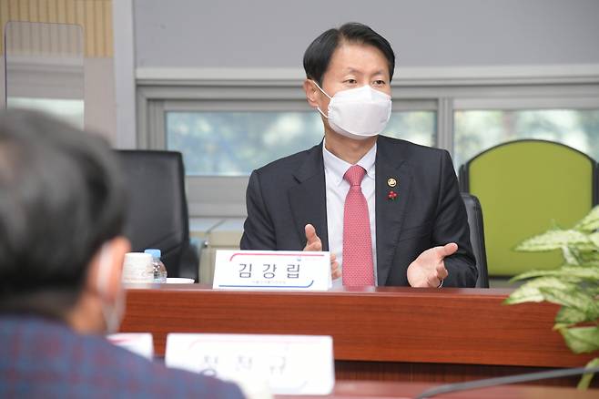 Kim Gang-lip, Minister of Food and Drug Safety, speaks with representatives of in-vitro diagnostics companies on Wednesday (Yonhap)