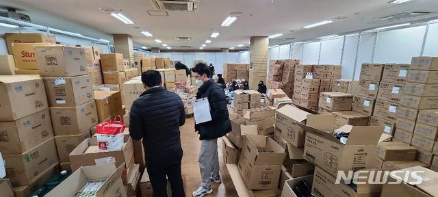 [수원=뉴시스] 제10호 생활치료센터로 전환되는 경기 수원시 경기대학교 경기드림타워에서 관계자들이 막바지 입소 준비 작업을 하고 있다.