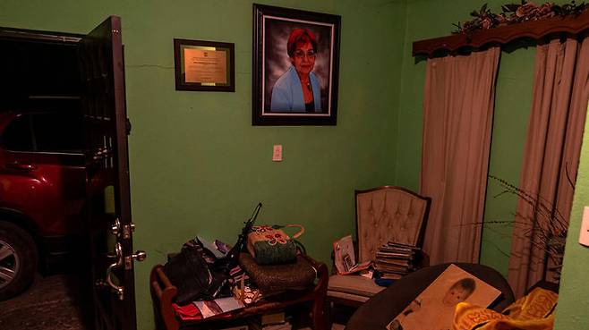 로드리게스 남편 집에 걸린 그녀의 사진 (사진=뉴욕타임스 홈페이지 캡처, 연합뉴스)