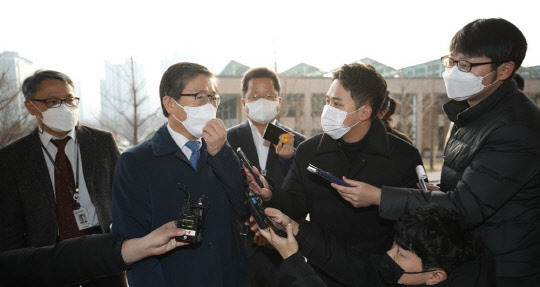 변창흠(사진) 국토교통부 장관 내정자가 7일 경기 과천 서울지방국토관리청으로 출근하고 있다. <연합뉴스>