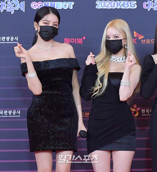  Hope and Eunha of Group GFriend (Hope, Yenin, Eunha, Yuju, Mysteries and Thumbs) pose during the 2020 KBS Music Festival red carpet event at KBS, Yeouedo, Seoul, on the evening of The 18th.Photo: KBS 2020. 12. 18
