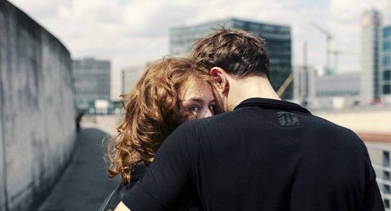 24일 개봉하는 크리스티안 페촐트 감독의 영화 '운디네'. 북서유럽 물의 정령 운디네 설화를 현대 독일 베를린 무대로 재해석했다. 사진은 영화의 주인공 운디네와 크리스토프. [사진 엠엔엠인터내셔널]