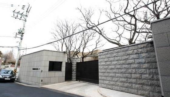An exterior of Shinsegae Group Chairwoman Lee Myeong-hee’s house in Hannam-dong, Seoul (Yonhap)