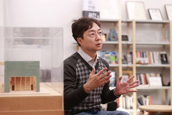 유현준 홍익대 건축학과 교수가 자신의 건축 사무소에서 `코로나 시대의 공간`에 대해 설명하고 있다. 그는 "공간을 소유하는 것은 인간의 기본적인 욕망"이라면서 "임대보다는 내집 마련을 도와주는 쪽으로 정책이 만들어져야 한다"고 강조했다. [한주형 기자]